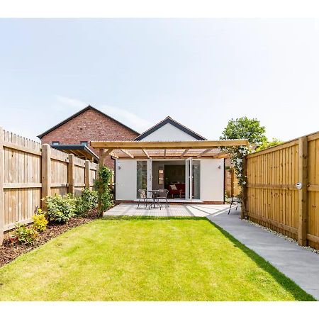 Charming Chester Studio With Private Garden & Free Parking Exterior photo